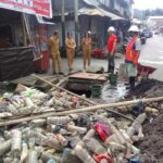 Dinas PUPR Tomohon Bersihkan Drainase di Kompleks Menara Alfa Omega