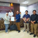 KPU Mitra Menyerahkan Hasil Penelitian Administrasi Bakal Cabup Dan Cawabup Mitra Ke Bawaslu