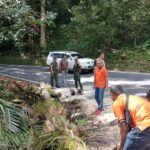 Aksi Gotong Royong Bersihkan Jalan Tomohon-Manado Libatkan Pemerintah Kota TNI dan Polri